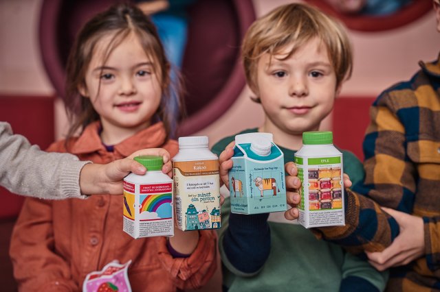 Skolebarn som viser frem produkter