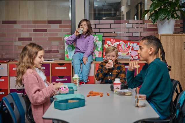 Skolebarn i lunsjsituasjon